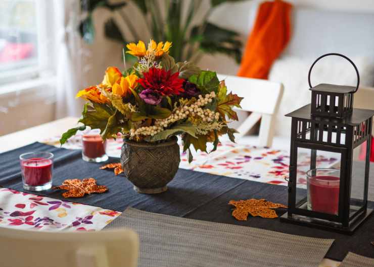 fiori autunnali su tavola