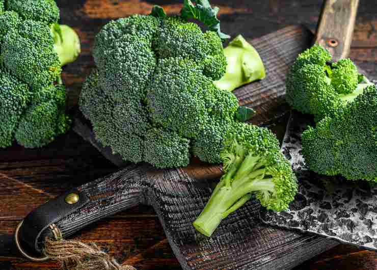 broccoli su tagliere di legno