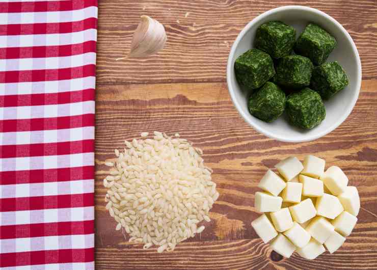 ingredienti per risotto spinaci e mozzarella