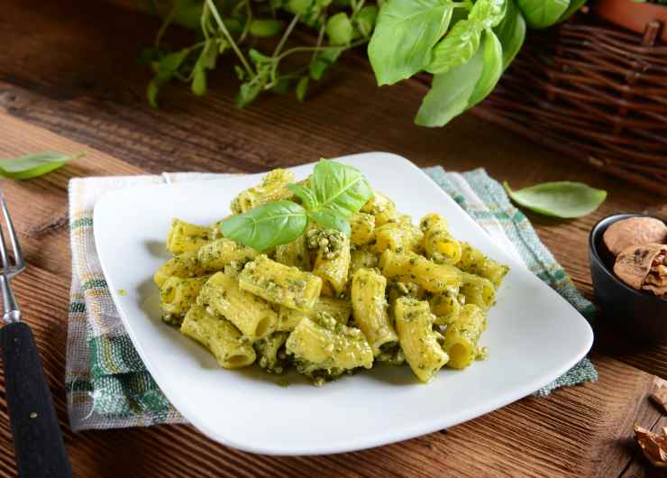 pasta al pesto con foglia di basilico