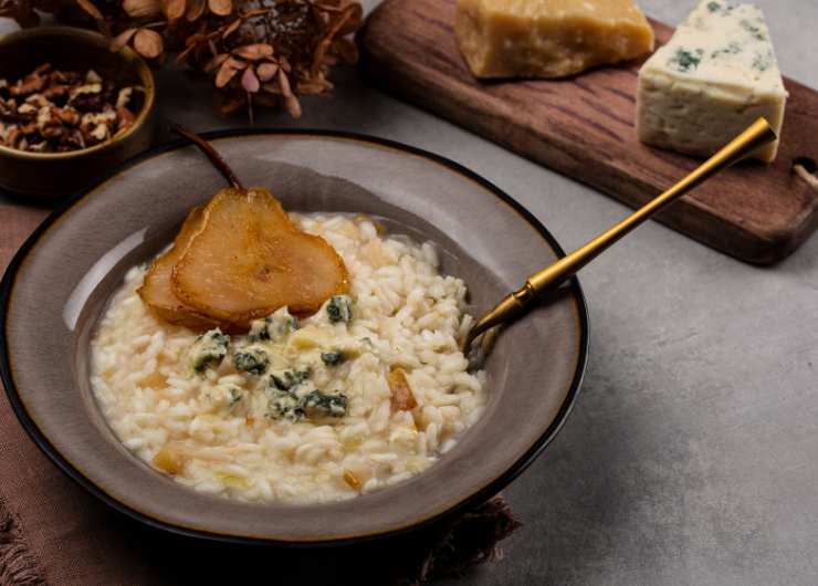 piatto di risotto pere e gorgonzola