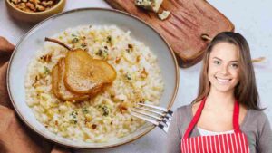risotto pere gorgonzola donna con grembiule sorridente