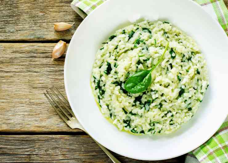 risotto agli spinaci in un piatto